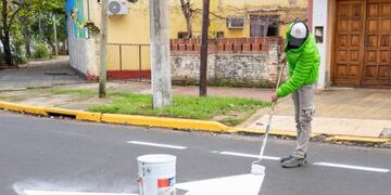 Ejecutan obras de señalización en varias calles y avenidas de Posadas.