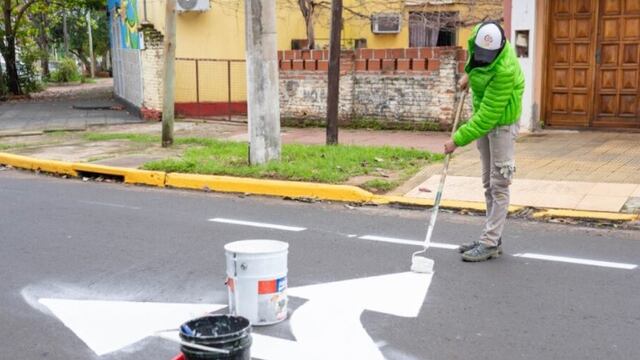 Ejecutan obras de señalización en varias calles y avenidas de Posadas.
