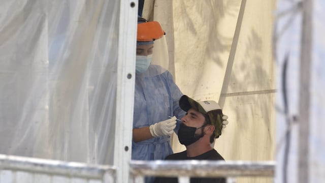 Testeos e hisopados en el Parque de la Naciones mas de 6 horas de espera para testearse por brote de covid coronavirus en la ciudad de Córdoba (foto Ramiro Pereryra).
