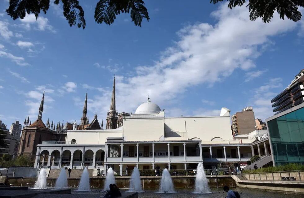 Un auto de película que vale 95 mil dólares fue visto en el centro de Córdoba y sorprendió a todos
