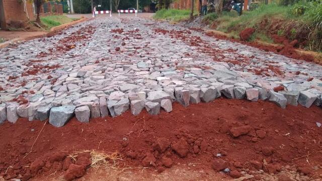Realizan obras de empedrado en Eldorado.