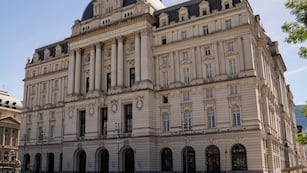 Un empleado del Palacio Libertad espiaba a menores en camarines, lo descubrieron, se tiró por la ventana y murió