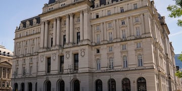 Un empleado del Palacio Libertad espiaba a menores en camarines, lo descubrieron, se tiró por la ventana y murió