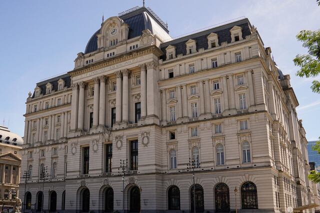 Un empleado del Palacio Libertad espiaba a menores en camarines, lo descubrieron, se tiró por la ventana y murió