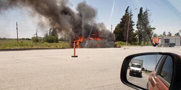 Incendio de un colectivo de Buses Lep. (FM Alcira Gigena)