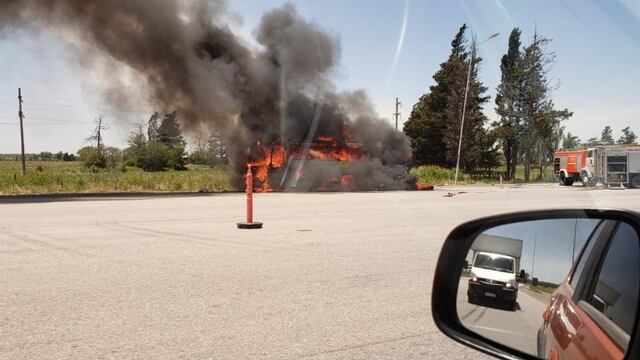 Incendio de un colectivo de Buses Lep. (FM Alcira Gigena)