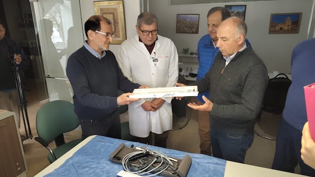 Autoridades del Hospital Materno Infantil “Dr. Héctor Quintana” de Jujuy recibieron el neuroendoscopio donado por la Fundación Hospital de Niños.