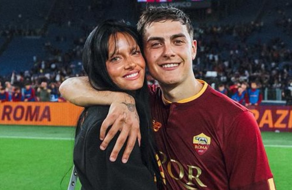 Oriana Sabatini y Paulo Dybala, en composé, lucieron looks total black