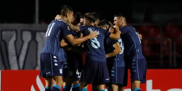Los futbolistas de Racing, festejando el 1-0 frente a San Pablo.