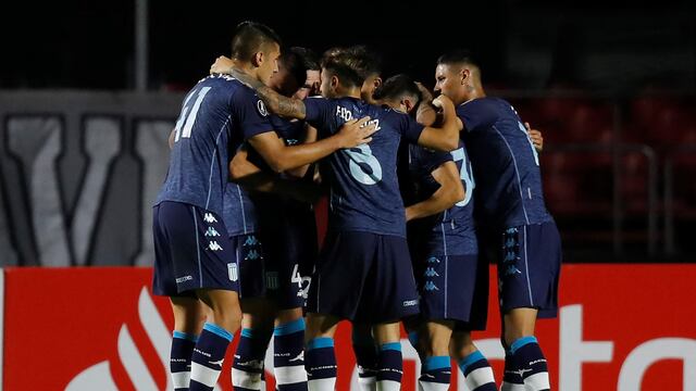 Los futbolistas de Racing, festejando el 1-0 frente a San Pablo.
