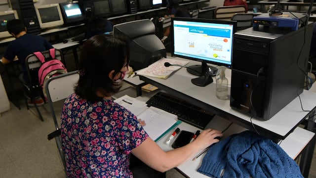 Mendoza. 07 marzo de 2021 Sociedad
Continuan las Clases presenciales en las escuelas,y colegios del gran mendoza.
En la Escuela Infanta Mercedes se preparan para acomodar las clases virtuales
coronavirus, pandemia, hospitales, salud, medico, enfermero, hisopado, Covid , casos positivos,docente, profesor, profesora, clase, lectivo, protocolo
Foto: Orlando Pelichotti / Los Andes