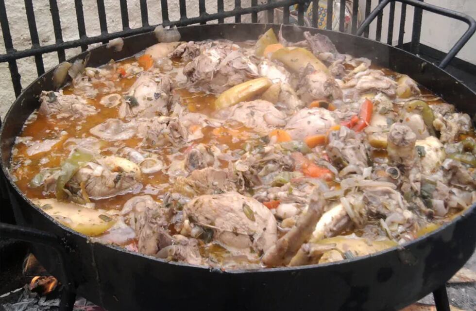 Gran gesto: un jubilado neuquino cocinó pollo al disco para agradecer a trabajadores municipales
