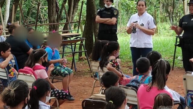 Efectivos policiales realizaron charlas escolares en Puerto Iguazú.