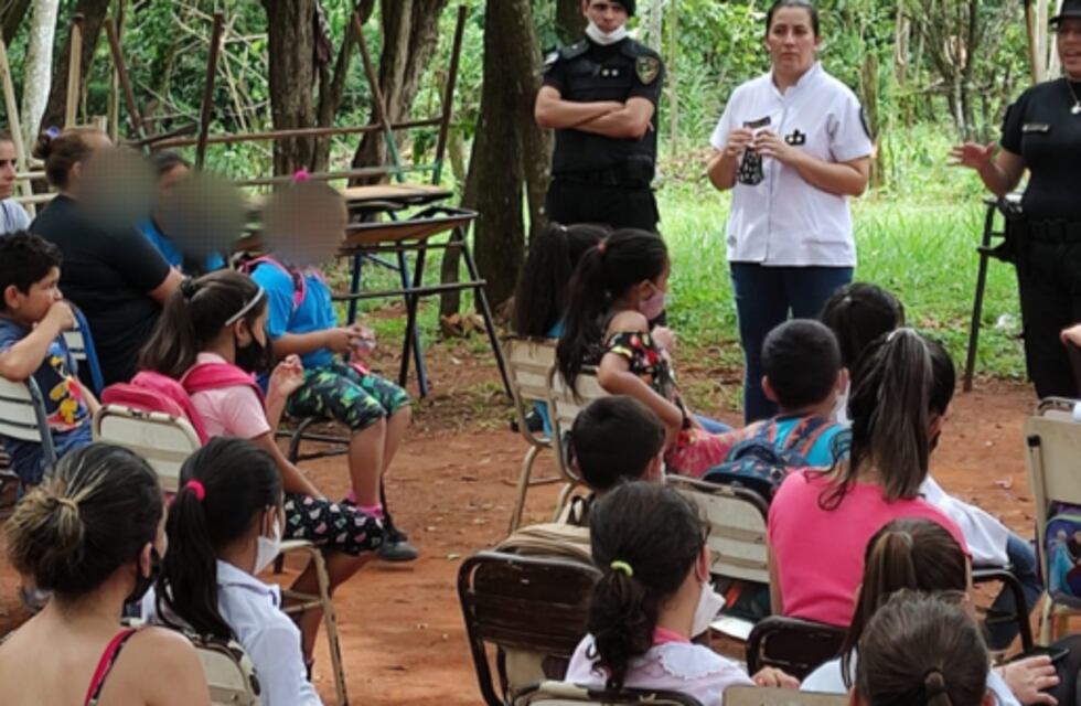 Efectivos policiales realizaron charlas escolares en Puerto Iguazú