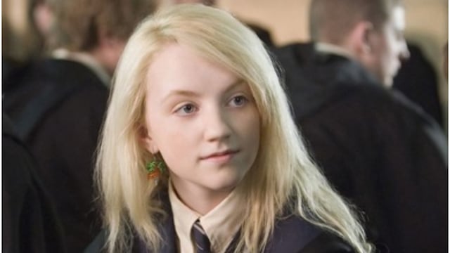La actriz Evanna Lynch actuando en la película Harry Potter.
