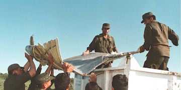 Accidente Aéreo - Catástrofe  Caída avión DC 9 Austral  - Personal del Ejército Uruguayo remueven restos del avion  Personal Ejército Uruguayo - Resto Avión Realiza Rastrillaje Fray Bentos - Uruguay   273963