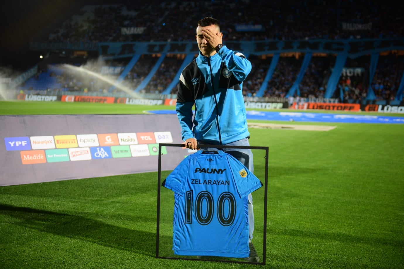 Lucas Zelarayán, capitán de Belgrano, recibiendo un homenaje del club por sus 100 partidos. (José Gabriel Hernández / La Voz)
