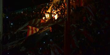 Los hinchas de Instituto iluminaron Alta Córdoba durante el corte de luz que sufrió una torre en el Monumental de Alta Córdoba. (Facundo Luque/La Voz)
