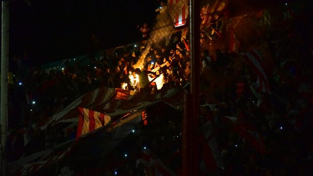 Los hinchas de Instituto iluminaron Alta Córdoba durante el corte de luz que sufrió una torre en el Monumental de Alta Córdoba. (Facundo Luque/La Voz)
