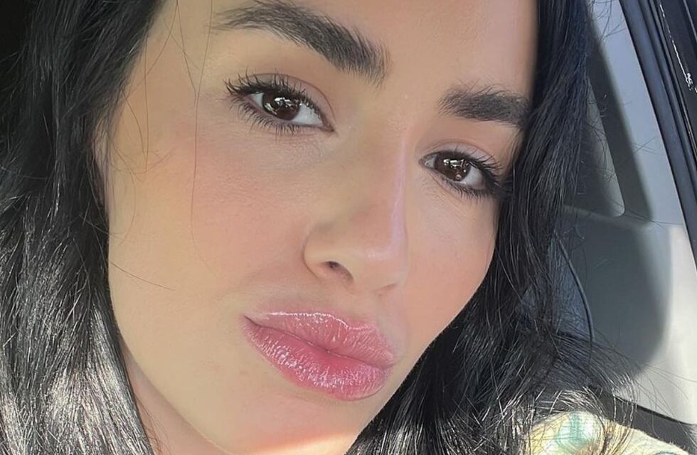 Lali Espósito mostró su costado más sexy arrodillada en un yate y en microbikini