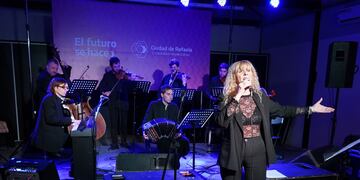 La Orquesta Municipal de Tango, junto a la voz de la reconocida cantante Andrea Steinberger.