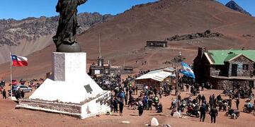 El Cristo Redentor fue visitado por más de 2.000 motoviajeros que se congregaron en la base del monumento, símbolo de paz en el límite entre Argentina y Chile.