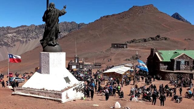El Cristo Redentor fue visitado por más de 2.000 motoviajeros que se congregaron en la base del monumento, símbolo de paz en el límite entre Argentina y Chile.