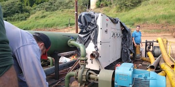 Siguen los trabajos en la toma de agua de Iguazú para contrarrestar el poco caudal de agua que ingresa debido a la bajada del río.
