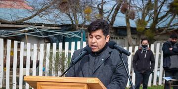 El Intendente de Tolhuin, Daniel Harrington, brindó unas palabras a los presentes, en el marco del acto protocolar por el 49° aniversario de la ciudad.