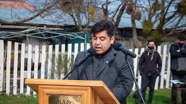 El Intendente de Tolhuin, Daniel Harrington, brindó unas palabras a los presentes, en el marco del acto protocolar por el 49° aniversario de la ciudad.