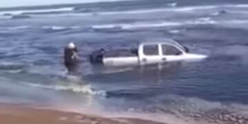 Una camioneta finalizó dentro del mar en Monte Hermoso