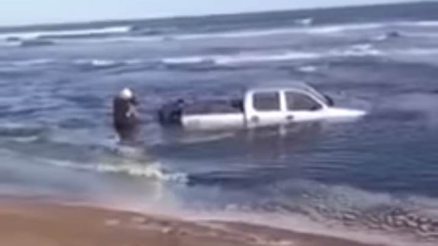 Una camioneta finalizó dentro del mar en Monte Hermoso