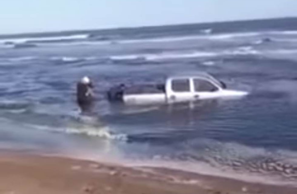 Una camioneta finalizó dentro del mar en Monte Hermoso