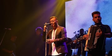 El grupo se presentó en vivo a primera hora del domingo en una vivienda particular. (@sergiotorresof)