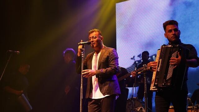 El grupo se presentó en vivo a primera hora del domingo en una vivienda particular. (@sergiotorresof)