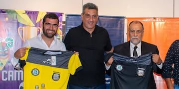 El secretario de Deportes, Luis Calvetti (izq.); el exárbitro internacional Sergio Pezzota (centro); y el ministro Normando Álvarez García, en la presentación de la Escuela Provincial de Árbitros de Fútbol en Jujuy.