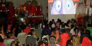 120 niños participaron de la gran sala de cine, acondicionada en el mismo cuartel.