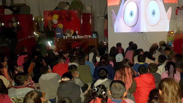 120 niños participaron de la gran sala de cine, acondicionada en el mismo cuartel.
