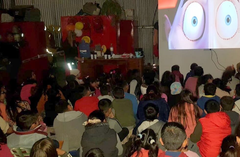 Otro noble gesto de Bomberos de Córdoba: en el cuartel, armaron una sala de cine para niños