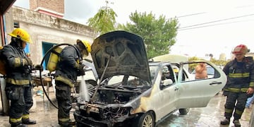 Incendio de automóvil en un taller en Arroyito