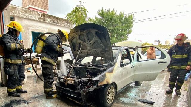 Incendio de automóvil en un taller en Arroyito