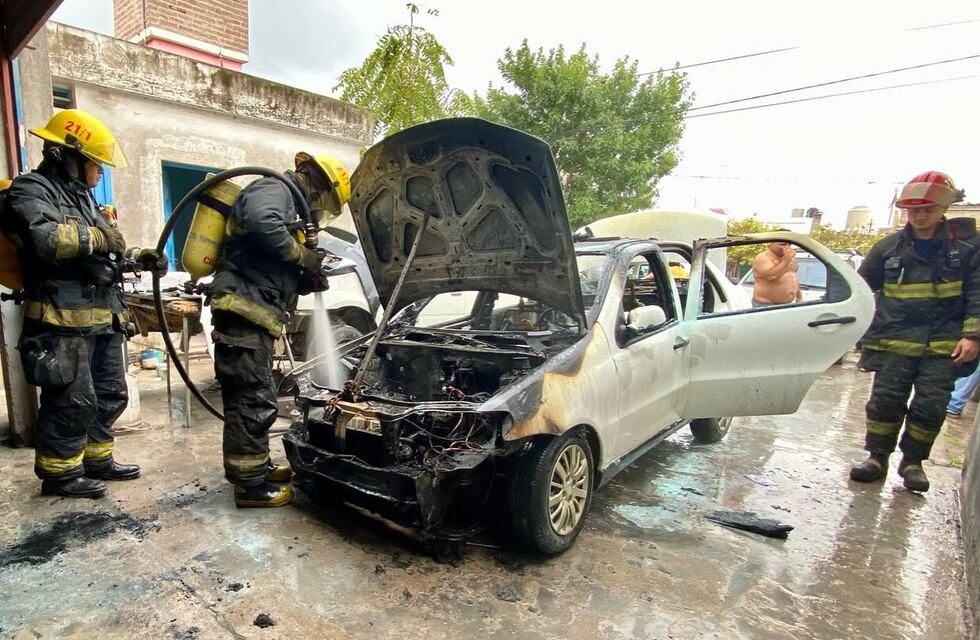 Bomberos Arroyito debieron acudir a sofocar un incendio de un automóvil en un taller