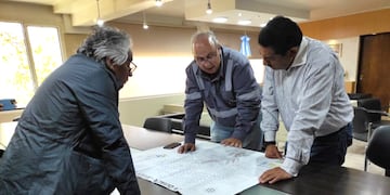 El presidente de Agua Potable de Jujuy, Juan Carlos García (al centro), explica al intendente Dante Velázquez (derecha), el proyecto del nuevo acueducto.