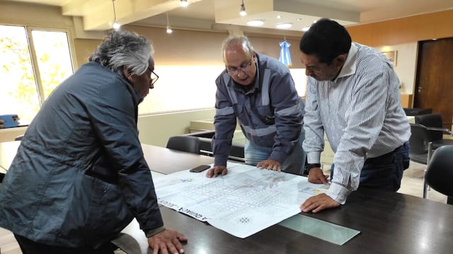 El presidente de Agua Potable de Jujuy, Juan Carlos García (al centro), explica al intendente Dante Velázquez (derecha), el proyecto del nuevo acueducto.