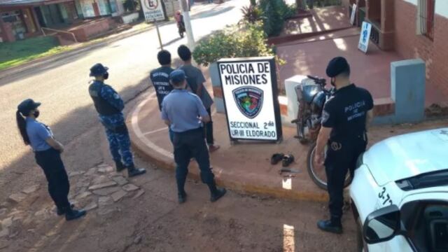 La mujer estaba lesionada y la víctima se ofreció a auxiliarla cuando fue agredida.