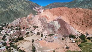 Excepcional vista panorámica que muestra el emplazamiento de "la cancha más linda del mundo", en Purmamarca, provincia de Jujuy.