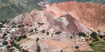 Excepcional vista panorámica que muestra el emplazamiento de "la cancha más linda del mundo", en Purmamarca, provincia de Jujuy.