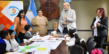Concejales de San Salvador de Jujuy reconocieron la destacada participación de los niños de la escuela "Juanita Stevens" en una competencia nacional realizada en Tecnópolis.
