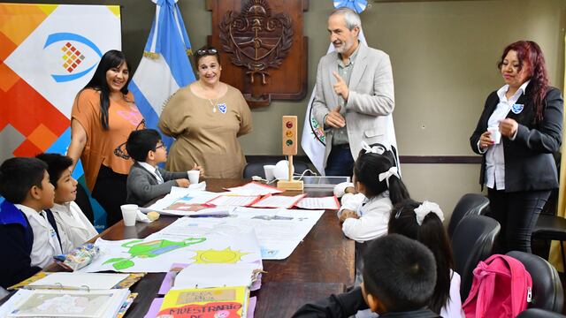 Concejales de San Salvador de Jujuy reconocieron la destacada participación de los niños de la escuela "Juanita Stevens" en una competencia nacional realizada en Tecnópolis.