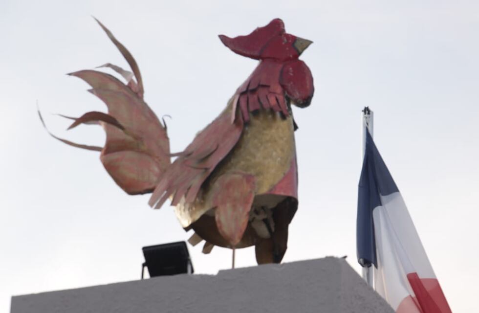 Inauguración del monumento gallo galo en la Plaza Francia